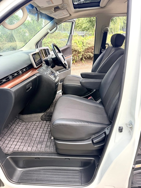 Nissan Elgrand Camper Day Van White #12