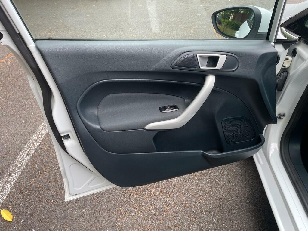 Ford Fiesta 1.25 Zetec Hatchback 129 Gkm, White #28