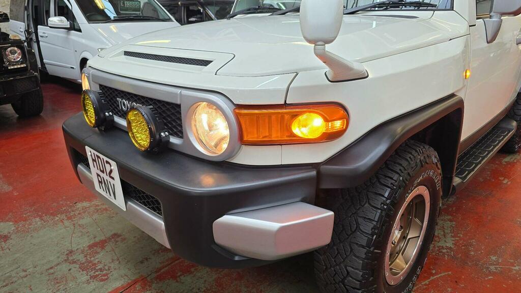 Toyota FJ Cruiser Suv 4.0 Factory Off Road Pack Trd Alloys 201212 White #3