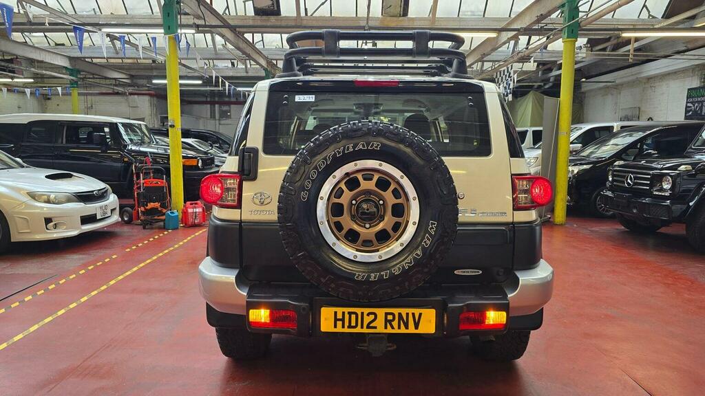 Toyota FJ Cruiser Suv 4.0 Factory Off Road Pack Trd Alloys 201212 White #4