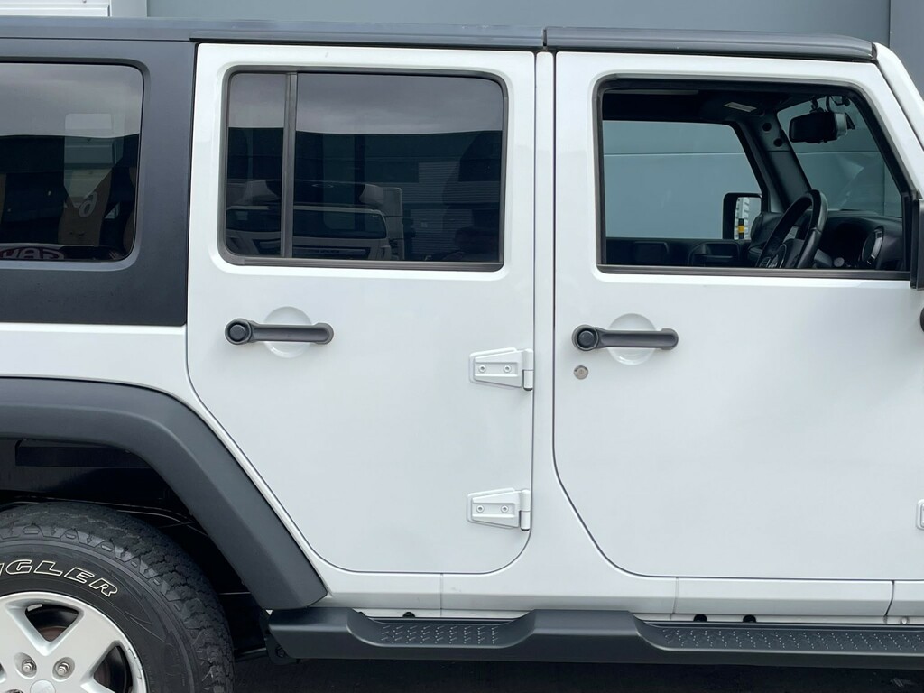 Jeep Wrangler 2-Door Sahara 2.8 Crd Red #15