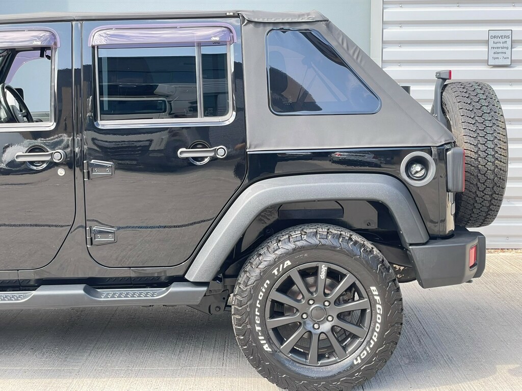 Jeep Wrangler 3.8 V6 Rubicon Sahara Convertible Black #5