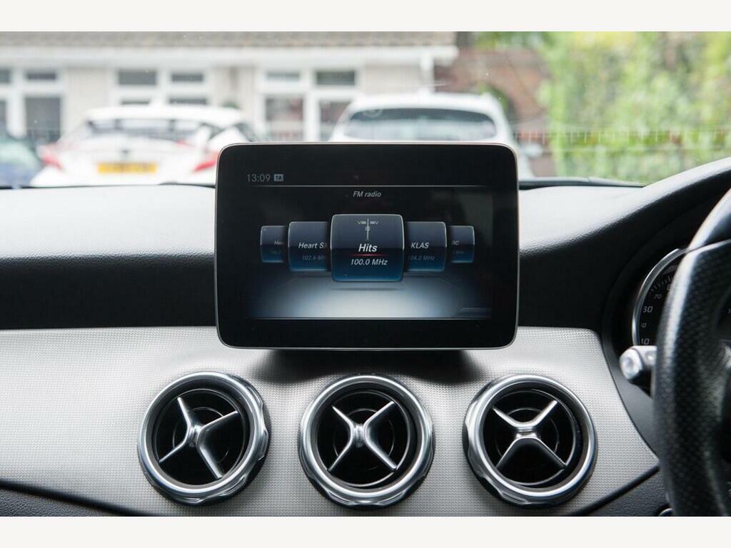 Mercedes-Benz GLA Class 1.6 Gla180 Urban Edition 7G-dct Euro 6 Ss Red #21