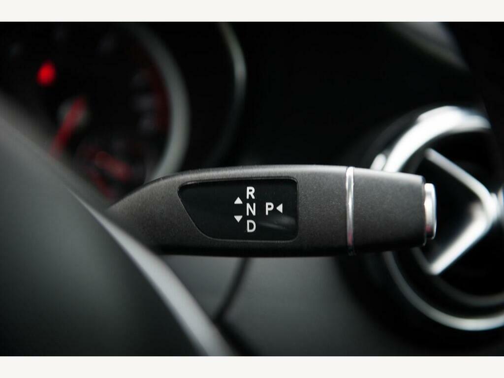 Mercedes-Benz GLA Class 1.6 Gla180 Urban Edition 7G-dct Euro 6 Ss Red #35