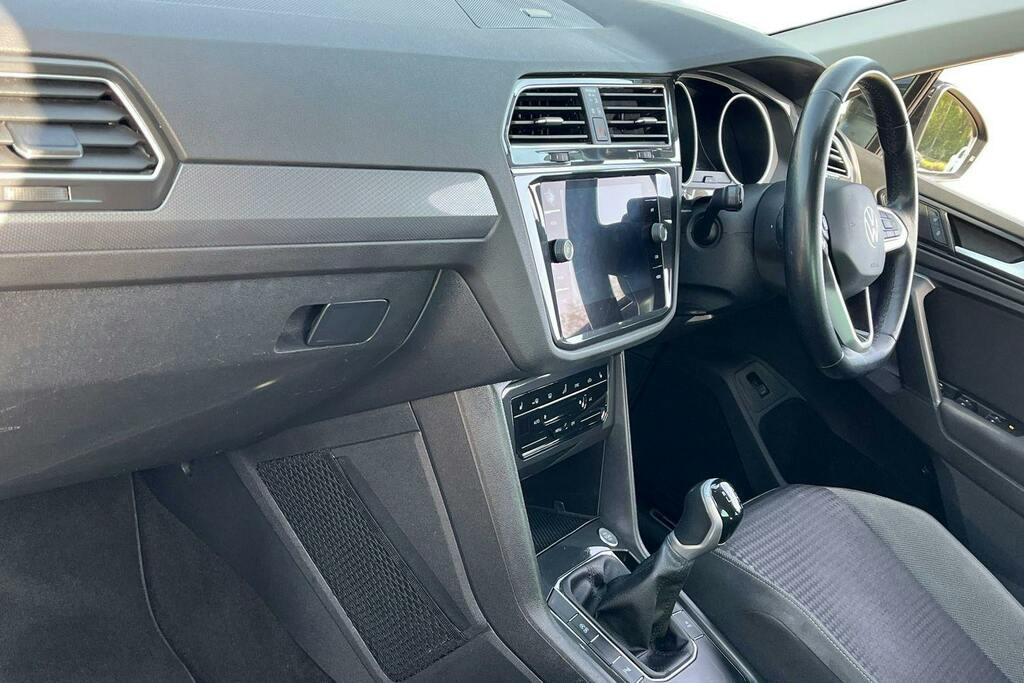 Volkswagen Tiguan 1.5 Tsi Active Suv PL22XPB Black #2