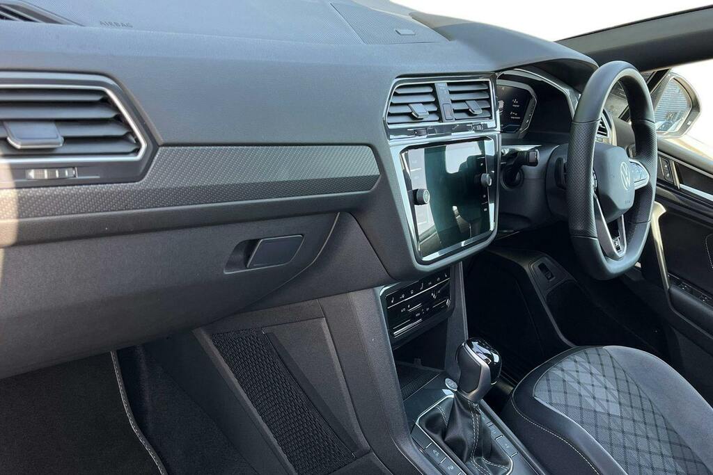 Volkswagen Tiguan Allspace 1.5 Tsi R-line Suv Dsg Black #2
