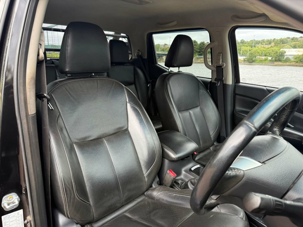 Nissan Navara Tekna White #13