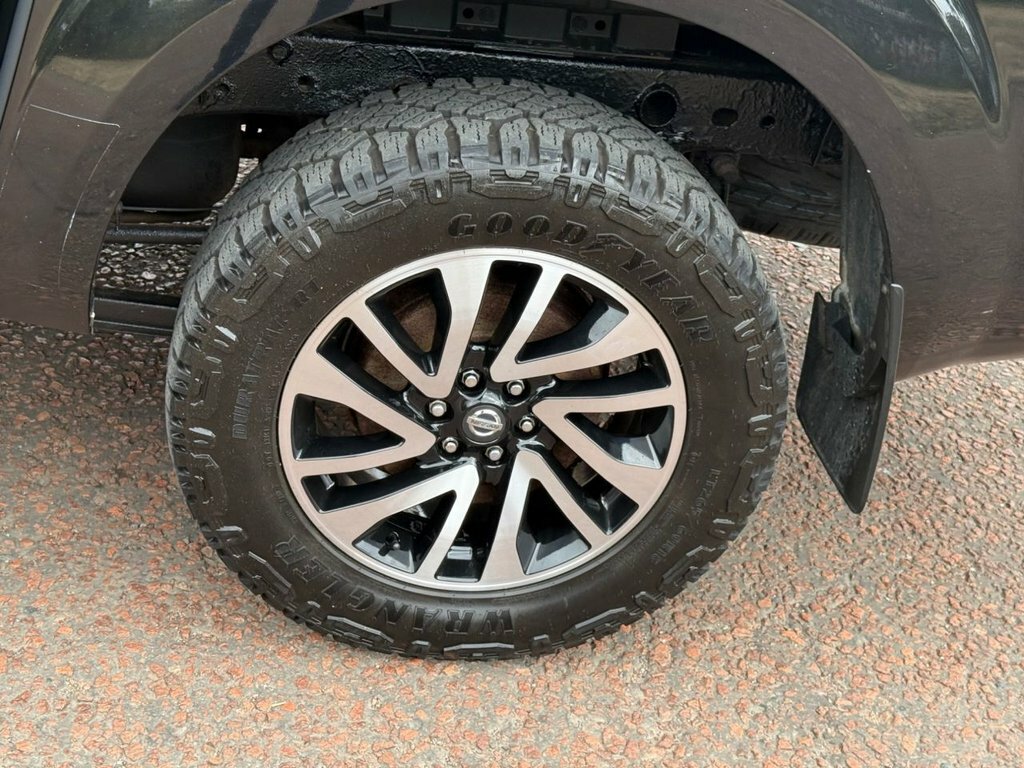 Nissan Navara Tekna White #40