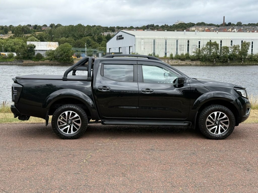 Nissan Navara Pickup Black #3