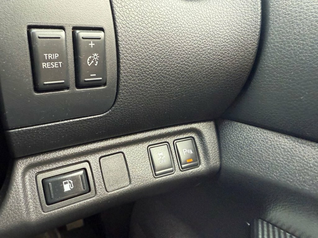 Nissan Navara Tekna White #29
