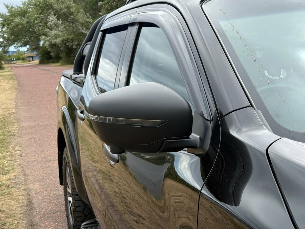 Nissan Navara Tekna White #45