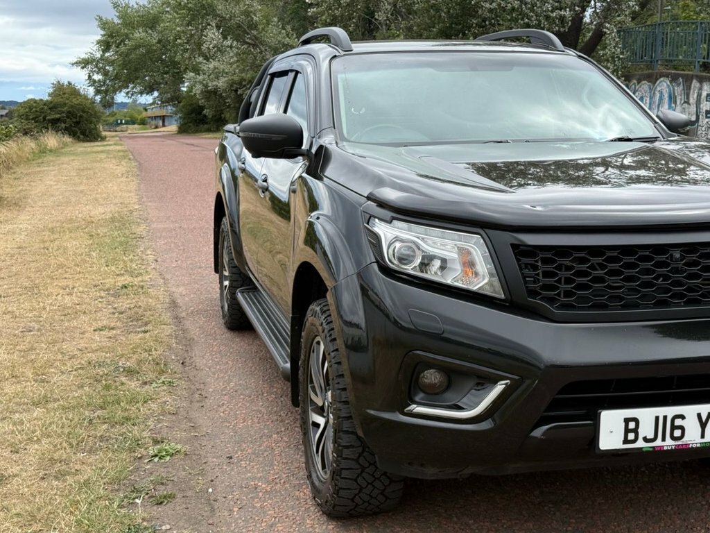 Nissan Navara Tekna White #37