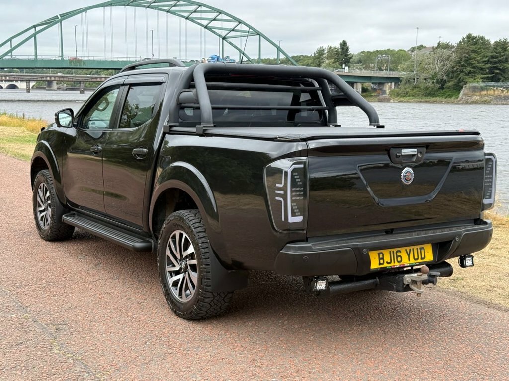 Nissan Navara Tekna White #32