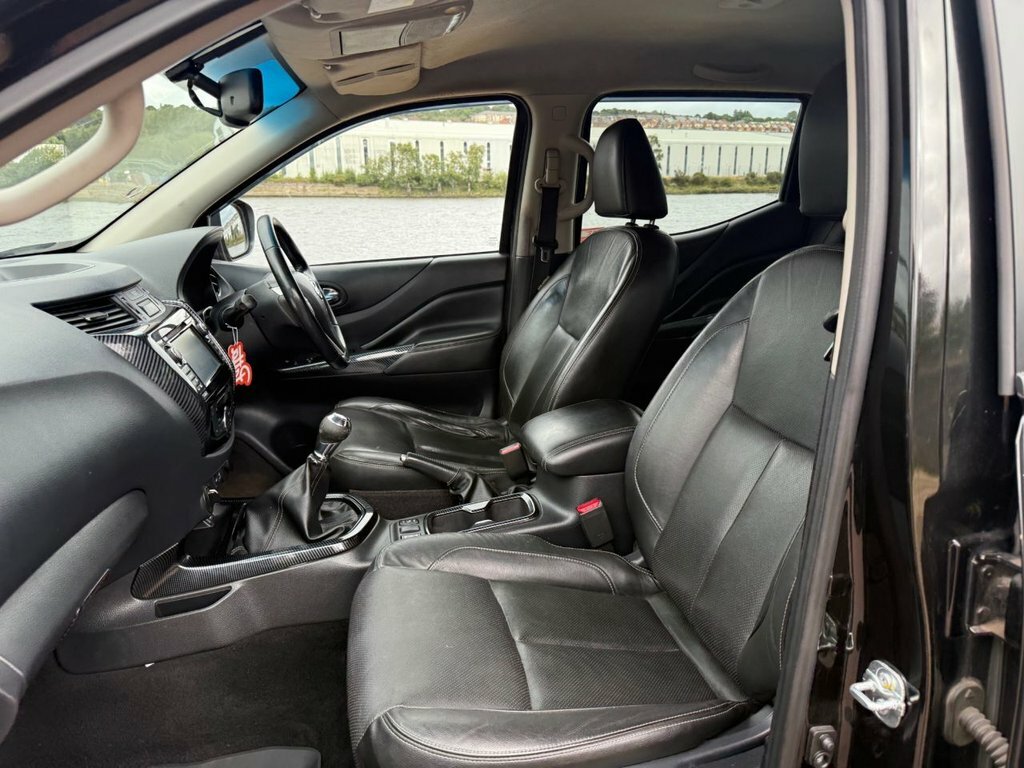 Nissan Navara Tekna White #42