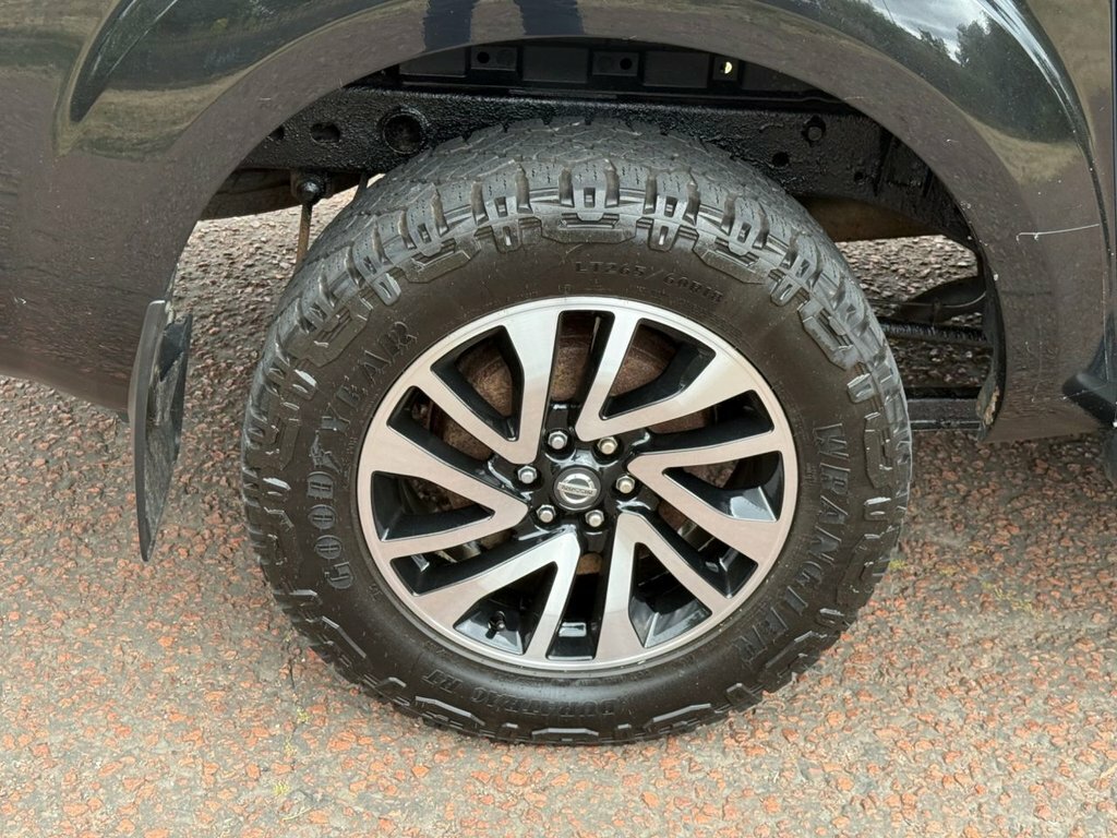 Nissan Navara Tekna White #9