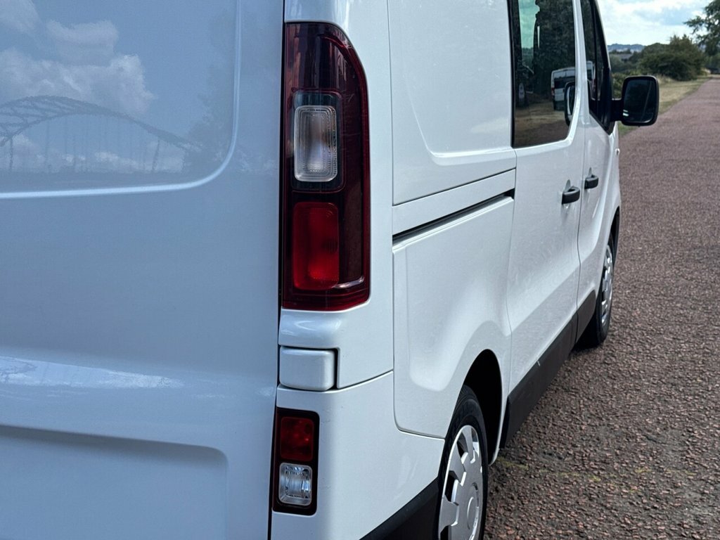 Nissan NV300 Dci 1.2T Tekna Panel Red #13