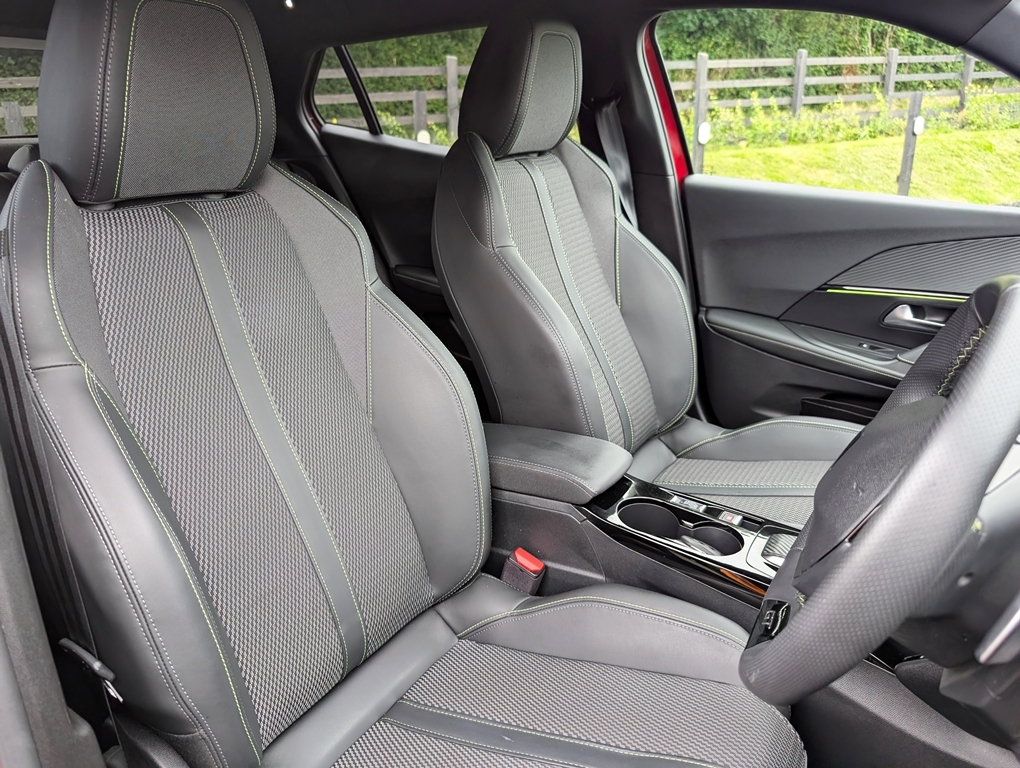 Peugeot 2008 1.2 136Hp Gt Mhev Red #4