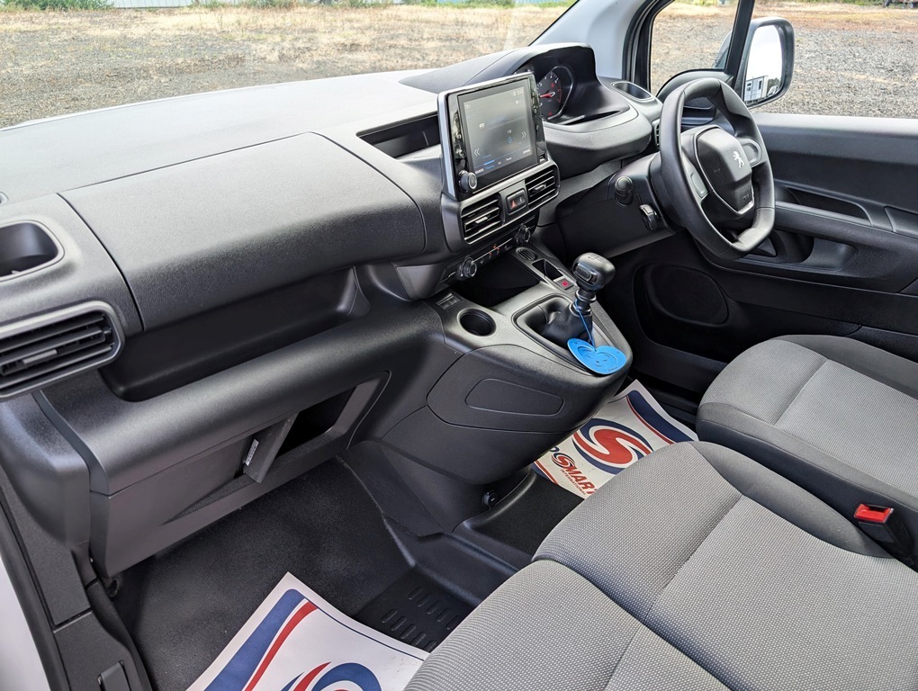 Peugeot Partner Professional Premium White #16