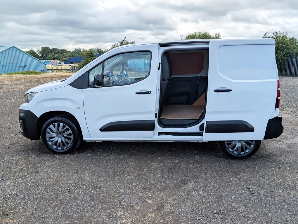 Peugeot Partner Professional Premium White #9