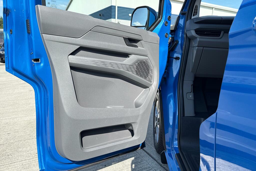 Volkswagen E-Transporter T32 Panel Van Commerce Pro Swb 218 Ps 65 Kwh Elect #49