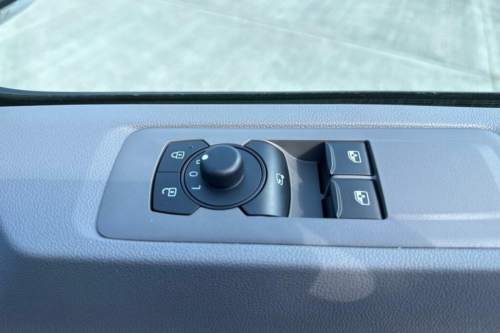 Volkswagen E-Transporter T32 Panel Van Commerce Pro Swb 218 Ps 65 Kwh Elect #36