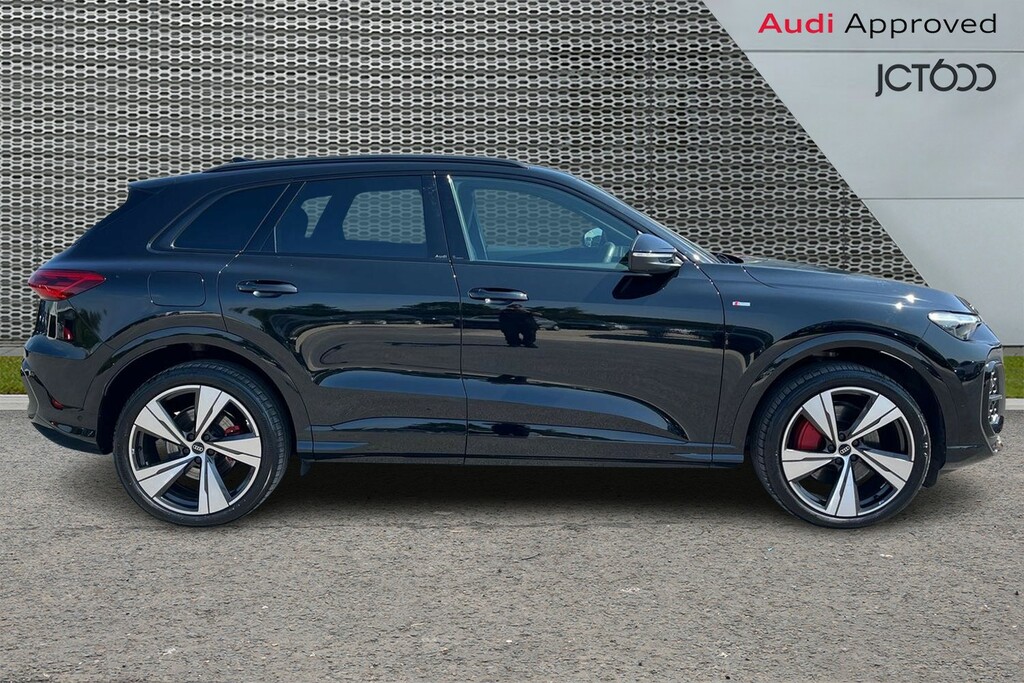 Audi Q5 Sport Black #4