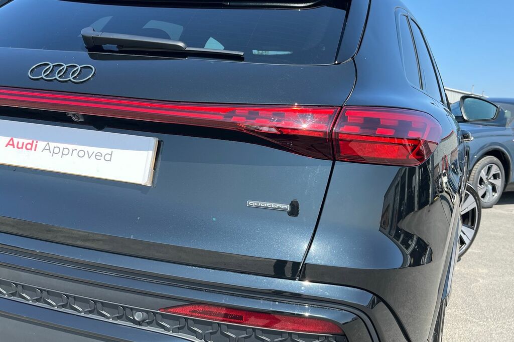 Audi Q5 Sport Black #18