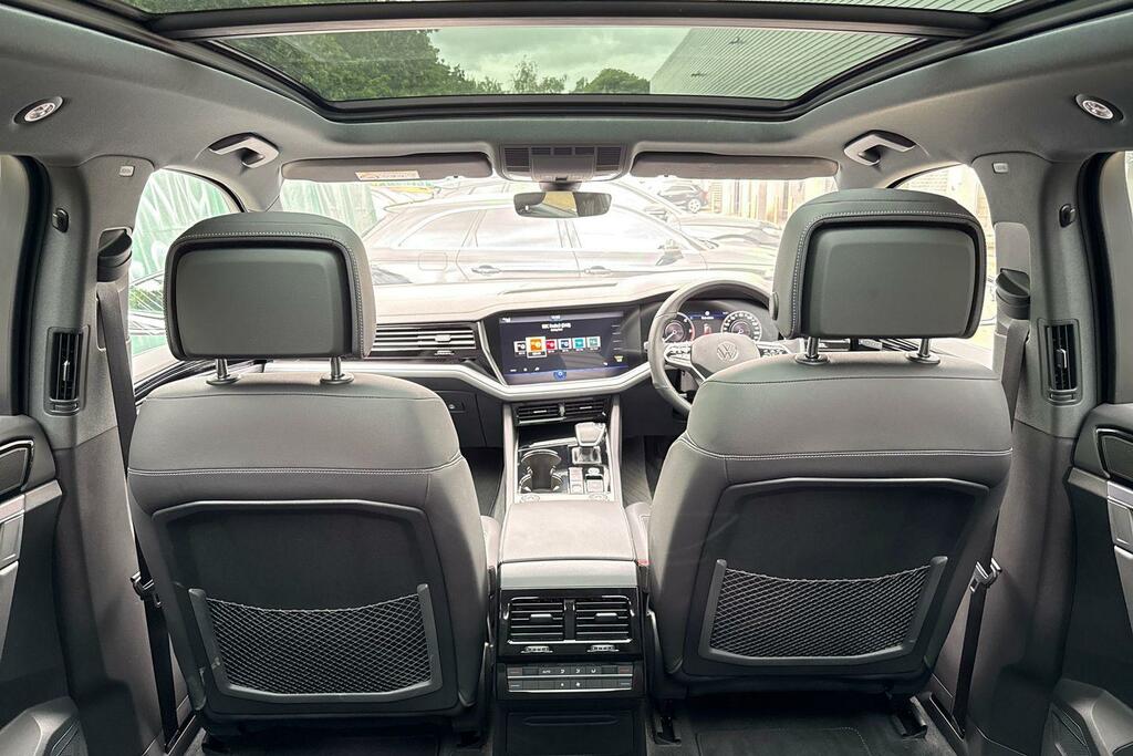 Volkswagen Touareg R-line Tech Plus White #31