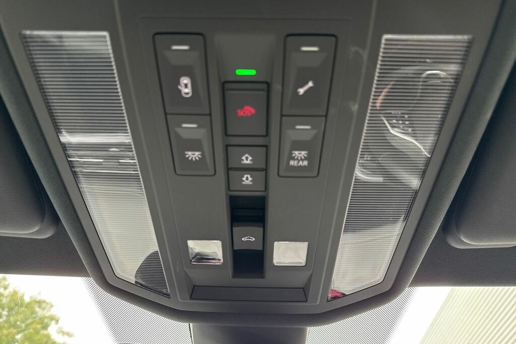 Volkswagen Touareg R-line Tech Plus White #24