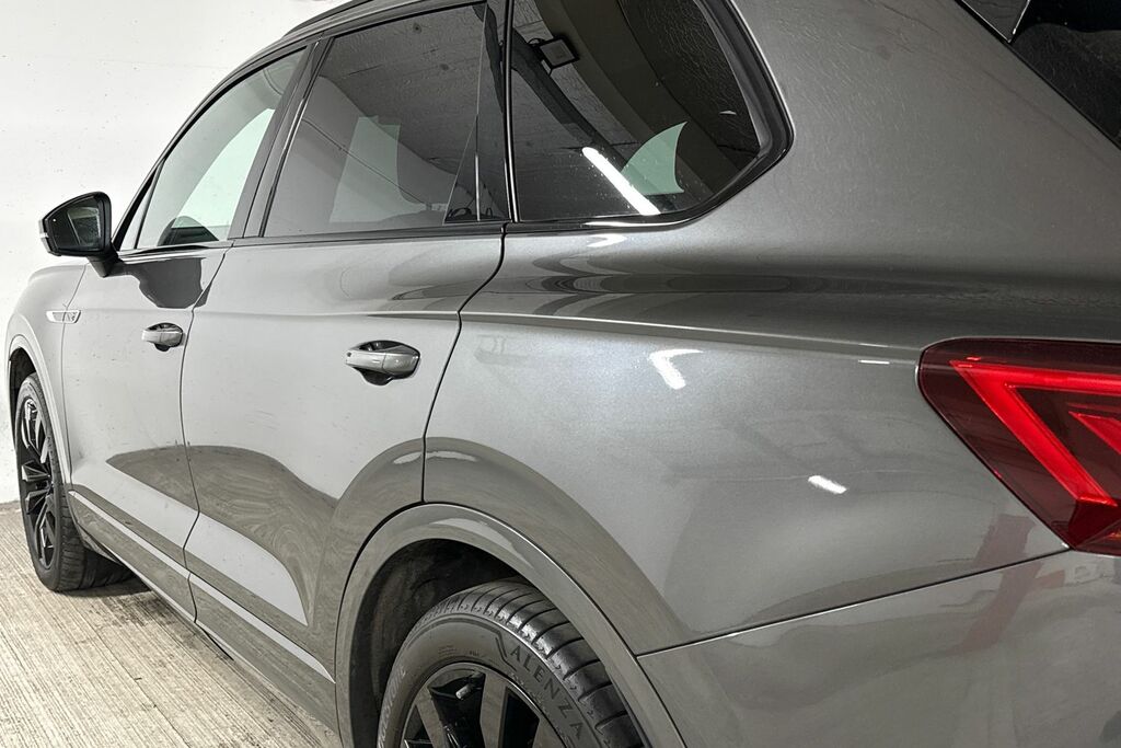 Volkswagen Touareg R-line Tech Plus White #36