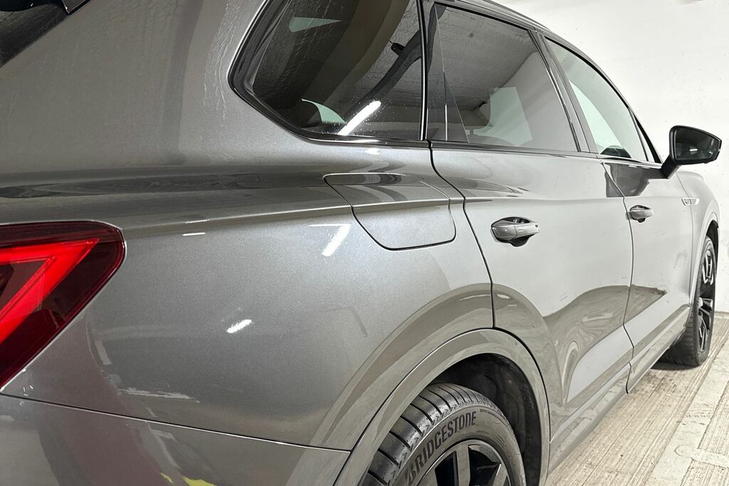 Volkswagen Touareg R-line Tech Plus White #38