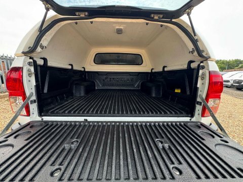 Toyota HILUX 2.4 Hi-luxury Invincible White #6