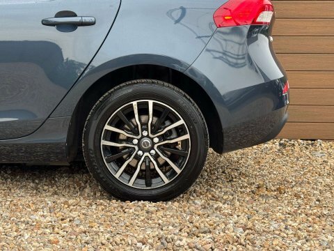 Volvo V40 T3 R-design Red #12