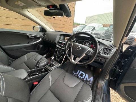 Volvo V40 T3 R-design Red #14