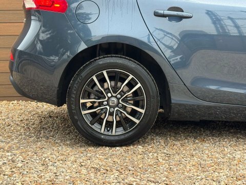 Volvo V40 T3 R-design Red #11