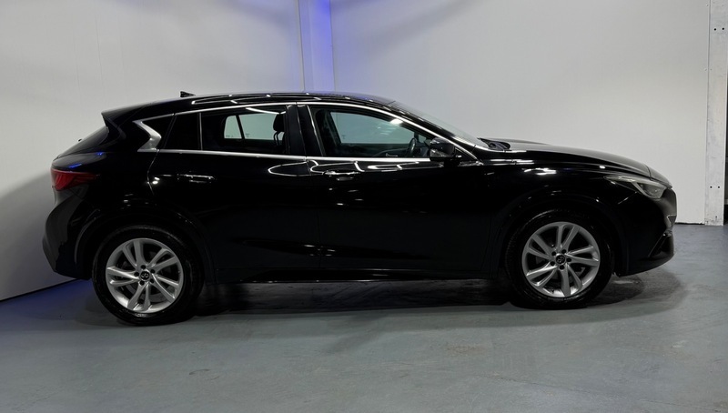 Infiniti Q30 Premium D Black #4