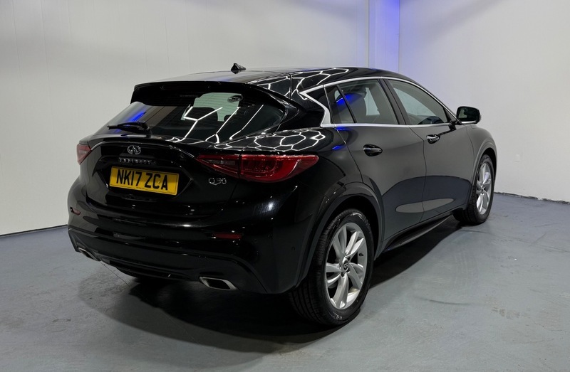 Infiniti Q30 Premium D Black #6