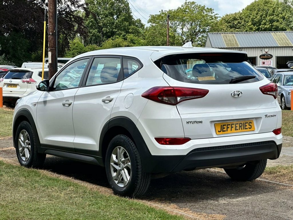 Hyundai Tucson 1.7L S White #6