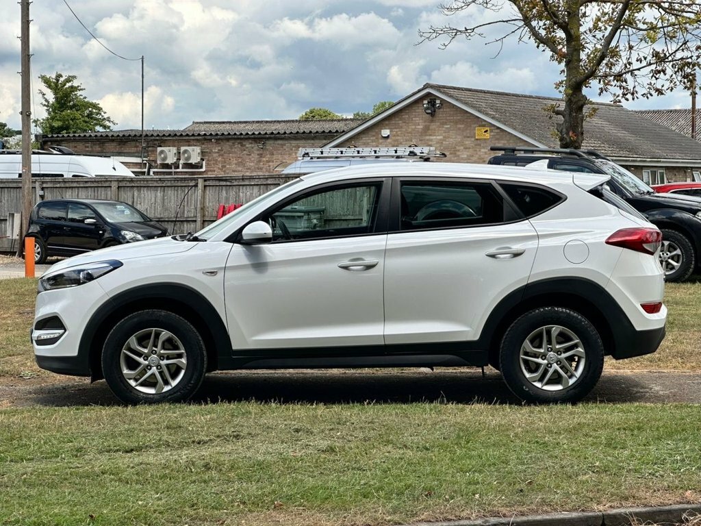 Hyundai Tucson 1.7L S White #4