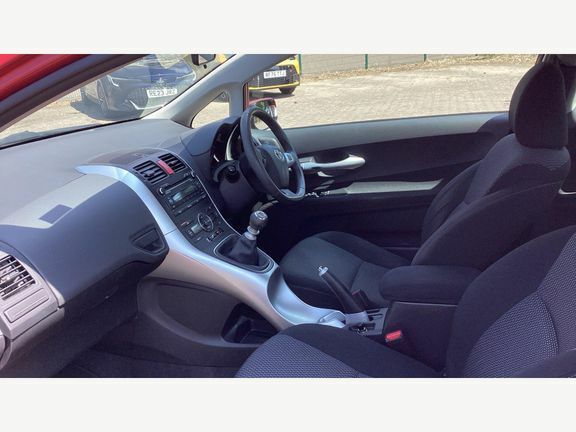Toyota Auris Tr 1.33M Red #5