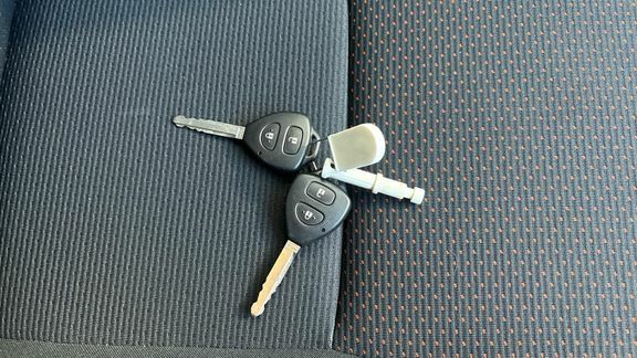 Toyota Auris Hatchback 1.33 Vvt-i Tr Ss 201010 Silver #23