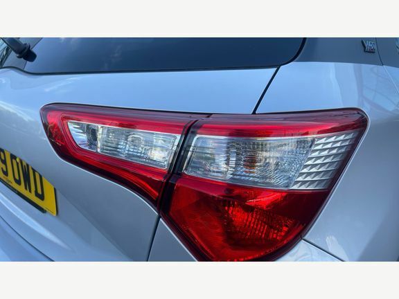 Toyota Yaris 1.5 Hybrid Icon Cvt Red #20