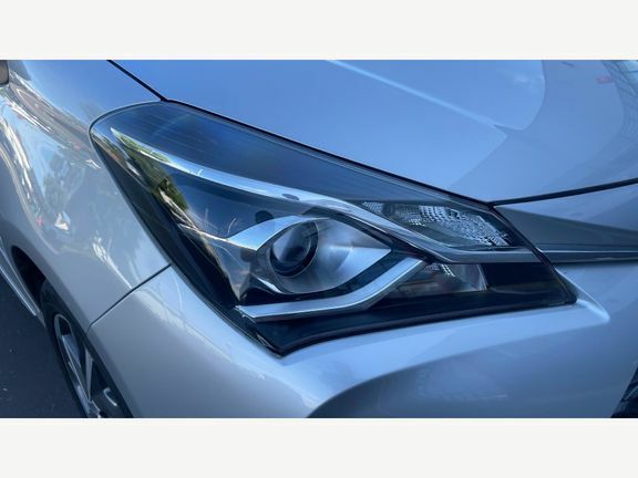 Toyota Yaris 1.5 Hybrid Icon Cvt Red #19