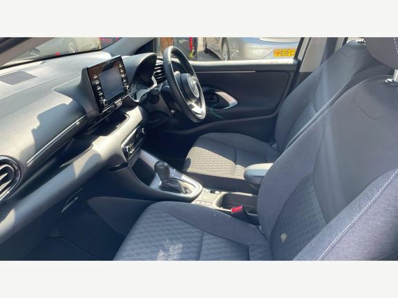 Toyota Yaris Icon White #5