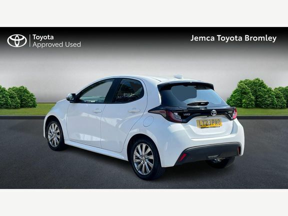 Toyota Yaris Icon White #4