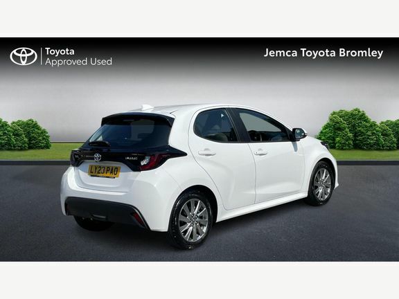 Toyota Yaris Icon White #2