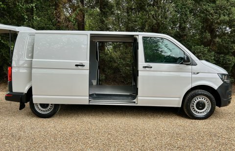 Volkswagen Transporter Startline 4Motion T32 AJ19KJY White #4