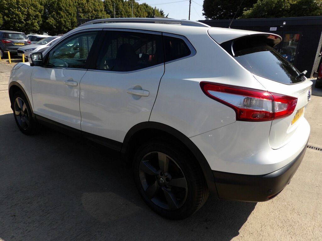 Nissan Qashqai 1.5 Dci N-connecta Suv 2Wd Euro White #4