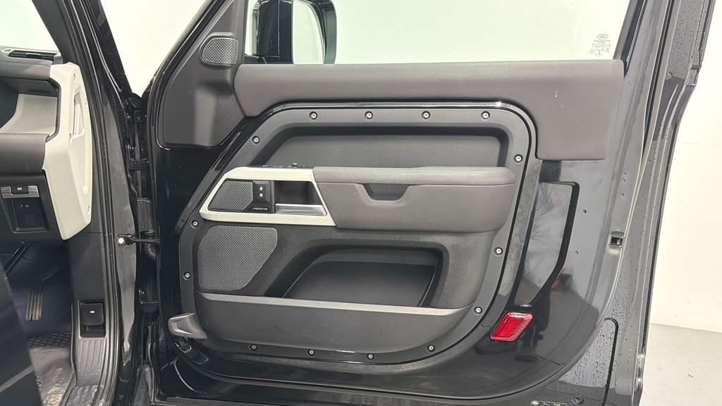 Land Rover Defender 3.0 D300 X-dynamic S 7-Seat Black #37