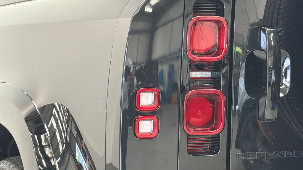 Land Rover Defender 3.0 D300 X-dynamic S 7-Seat Black #19